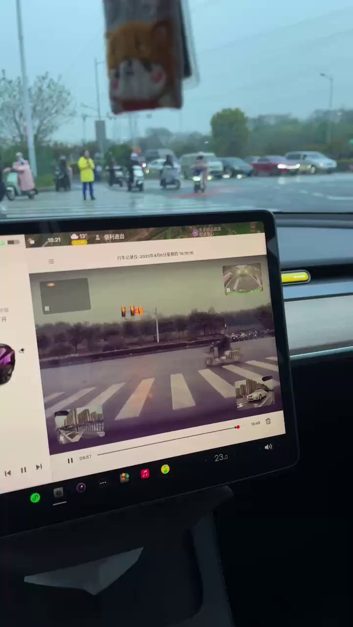 这种情况怎么避免？电动车闯红灯，摩托车来不及避让