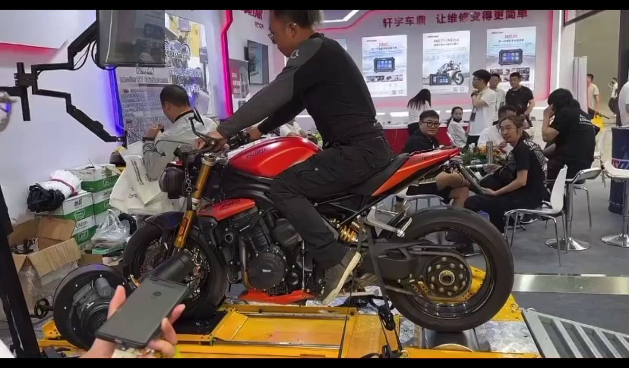 凯旋拉马力机直接爆缸，车型是Speed Triple1200，有懂的人来分析下吗？