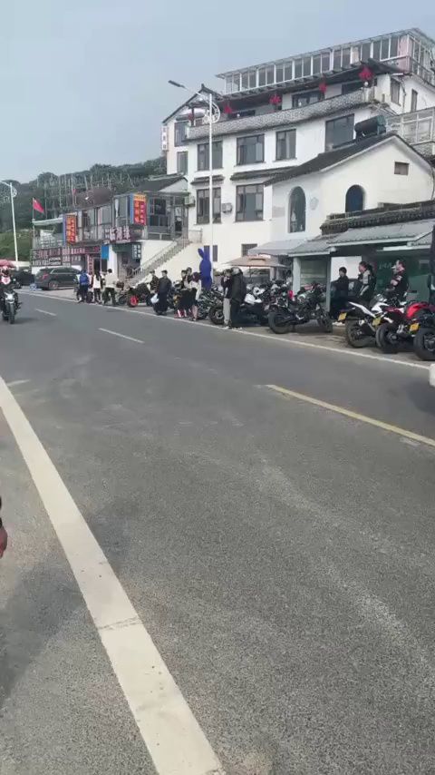 800NK全国首撞？在路上这样骑的意义是什么？