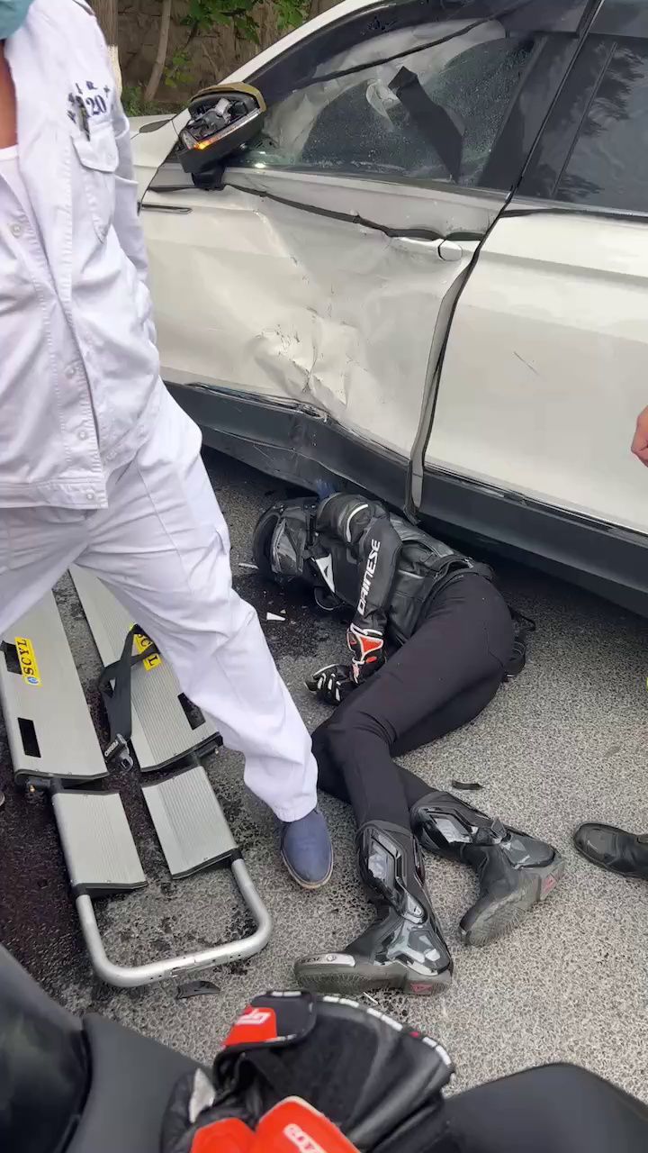 RC390女骑撞车，没看出来怎么发生的？