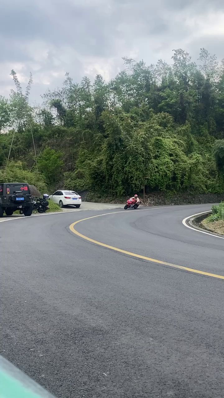 压弯有风险，耍帅需谨慎，压到黄线滑了？还是操作失误？