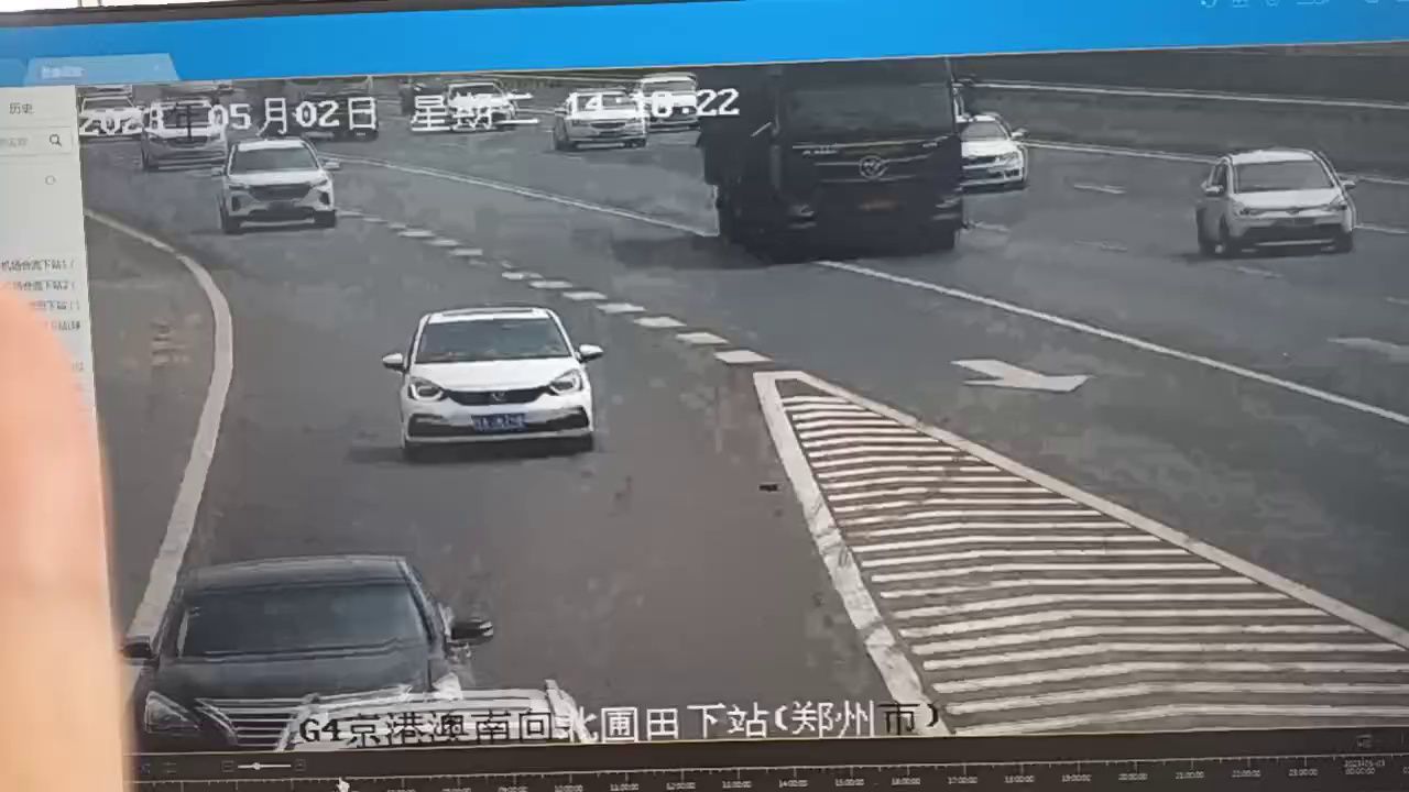 汽车突然变道，杜卡迪急刹翻车报废