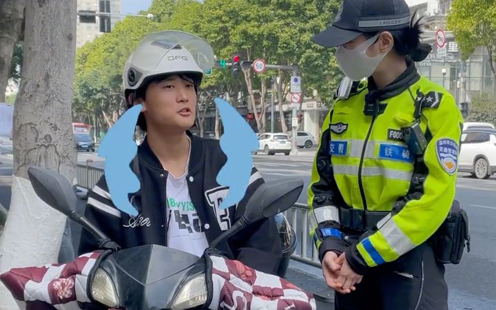 因为我见到女孩子害羞，所以要逃跑。