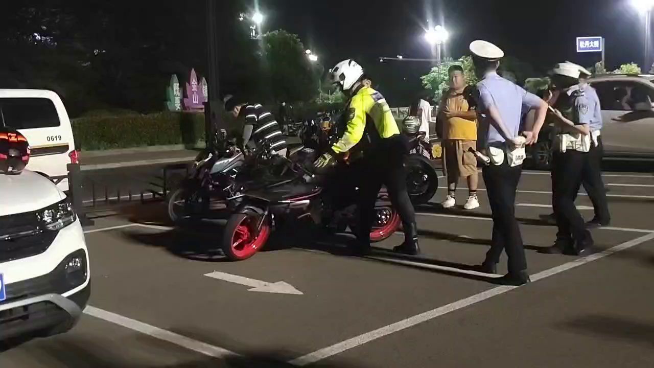不是车友首提，而是交警首提450SR单摇臂