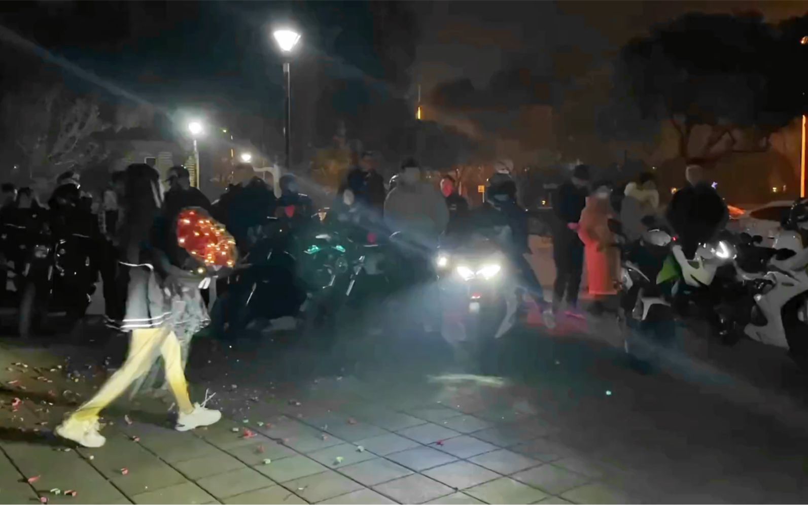 摩托车才是真爱？摩的佬被表白都无动于衷。山并非高不可攀，越不过的是自己执念