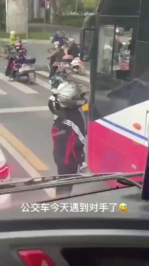 川A女骑怒砸公交车！公交车司机遇到对手了